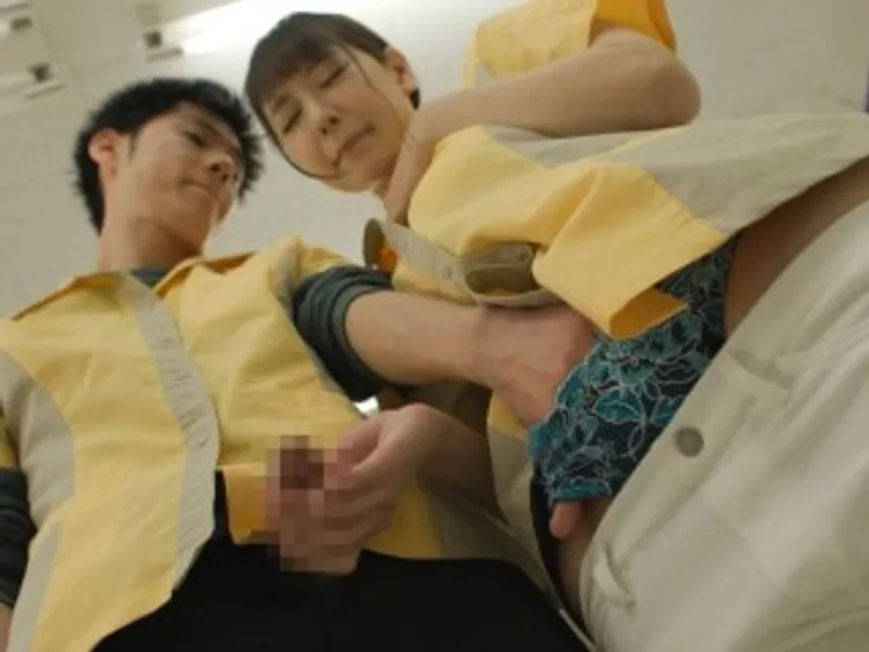 điên cuồng xoạc đồng nghiệp nữ dâm đãng trong siêu thị mini