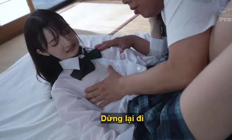 Bố dượng không còn kiềm được trước con mèo nhỏ trong bộ đồng phục bị ướt mưa